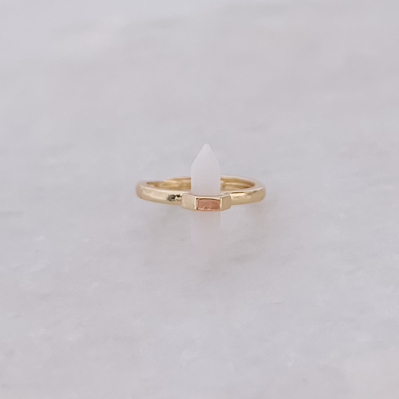 Ring mit weißem Edelstein