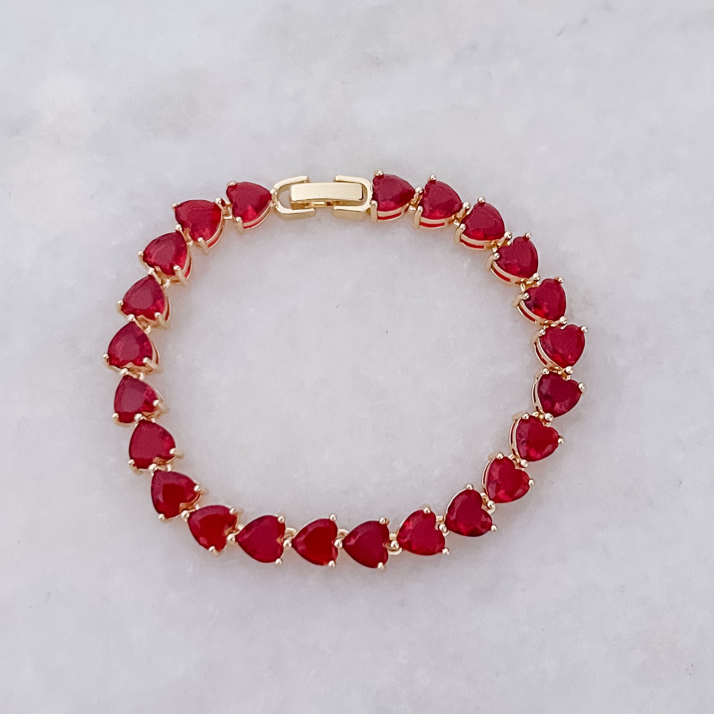 Armband mit roten Herzen