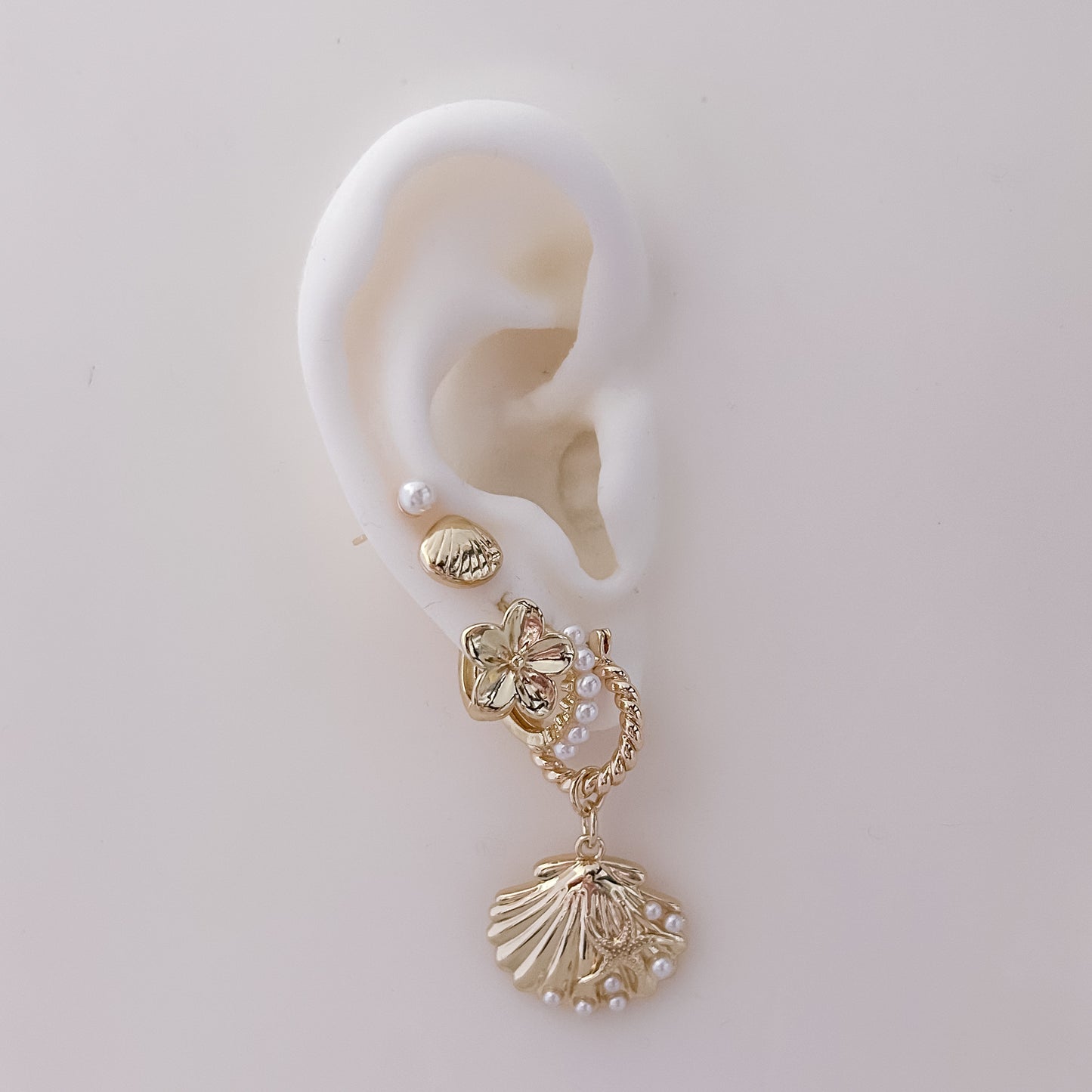 Goldene Muschelnadeln
