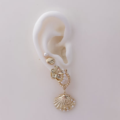 Goldene Muschelnadeln