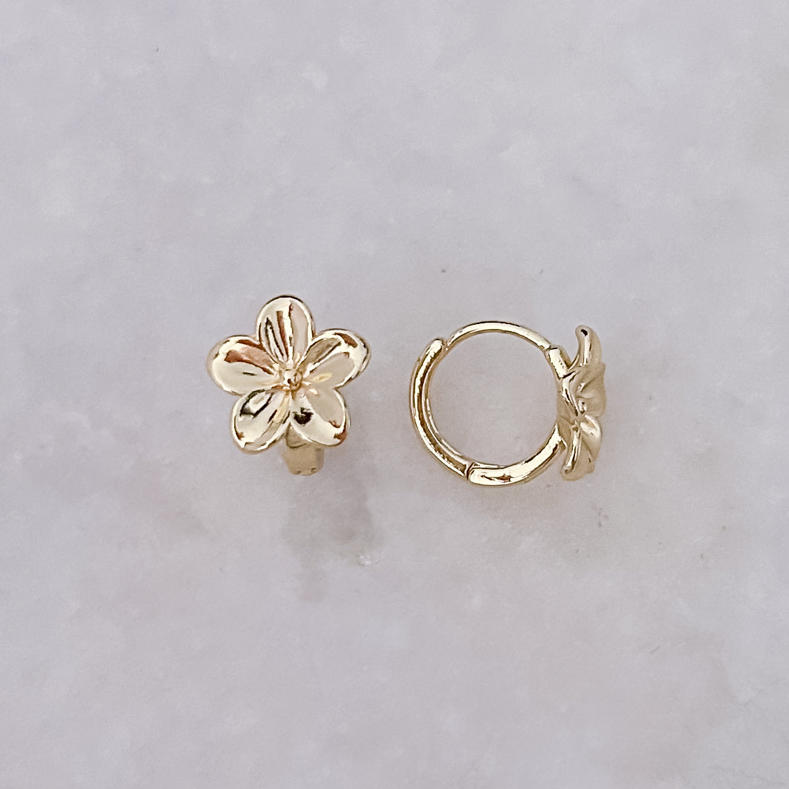 Goldene Blumenohrringe