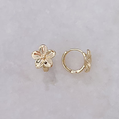 Goldene Blumenohrringe