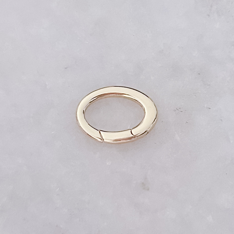 Goldener ovaler Stecker