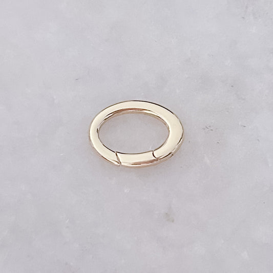 Goldener ovaler Stecker