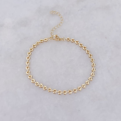 Armband mit winzigen goldenen Herzen