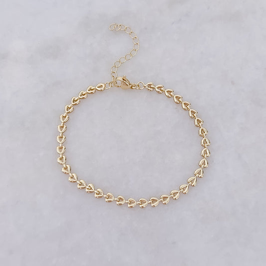Armband mit winzigen goldenen Herzen