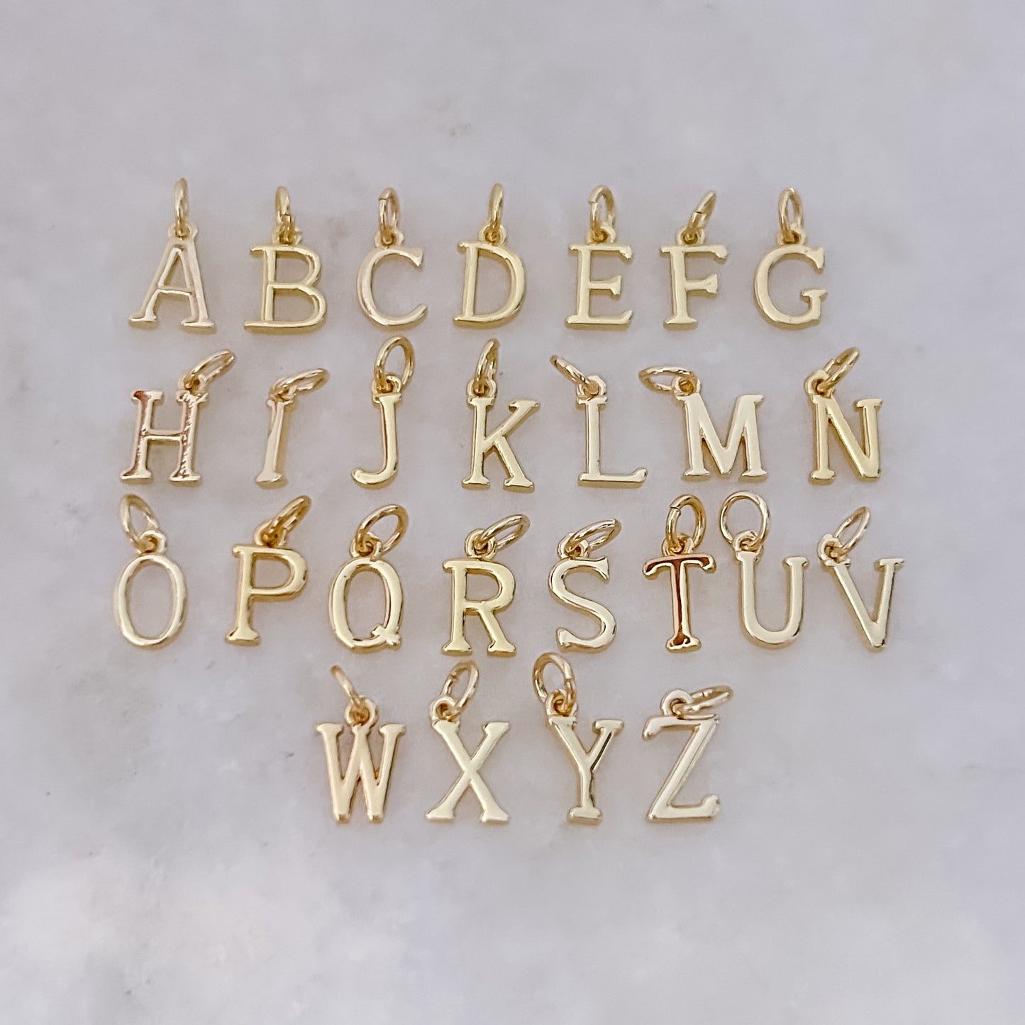 Goldener Buchstabe - Anhänger